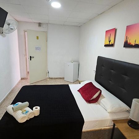 Hostal Sol Celeste Лорет де Мар Екстериор снимка