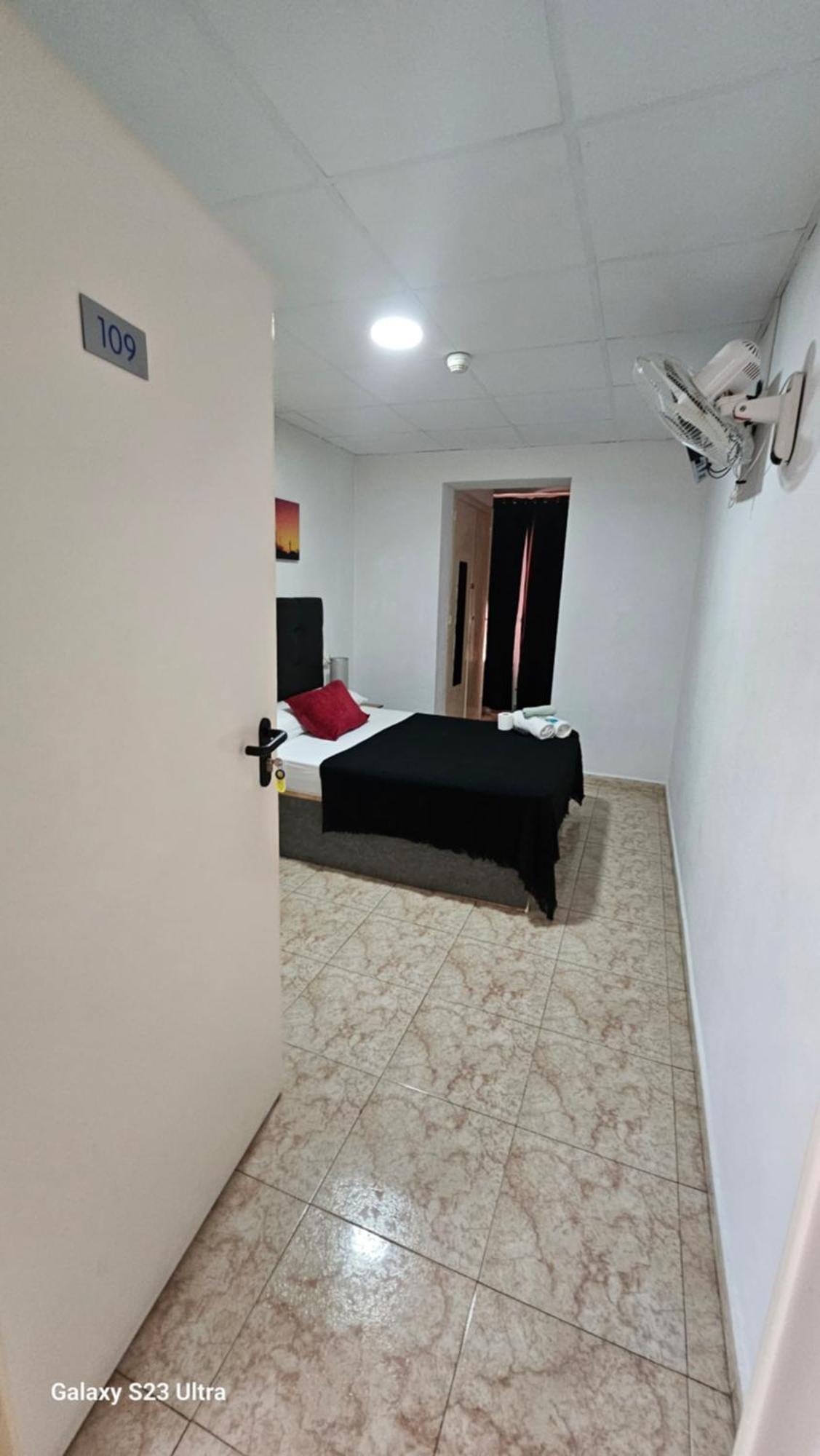 Hostal Sol Celeste Лорет де Мар Екстериор снимка